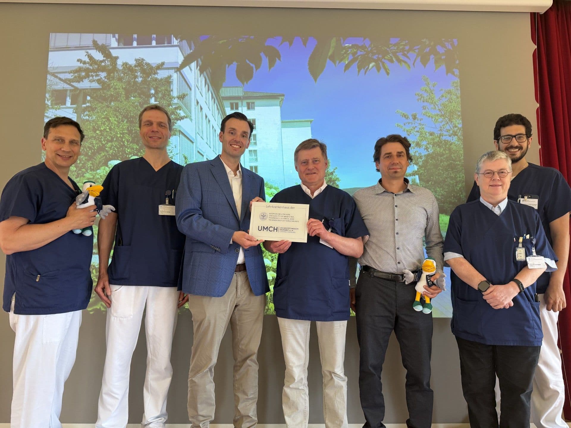 Hon.-Prof. Christopher M. F. Musmann and representatives of AGAPLESION EV. BATHILDISKRANKENHAUS present the official UMFST-UMCH teaching hospital plaque in Bad Pyrmont.