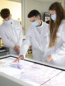 Studenten am digitalen Anatomietisch