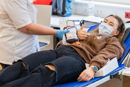 Studierende des UMCH in Hamburg spendet Blut während Blutspendeaktion des Deutschen Roten Kreuzes